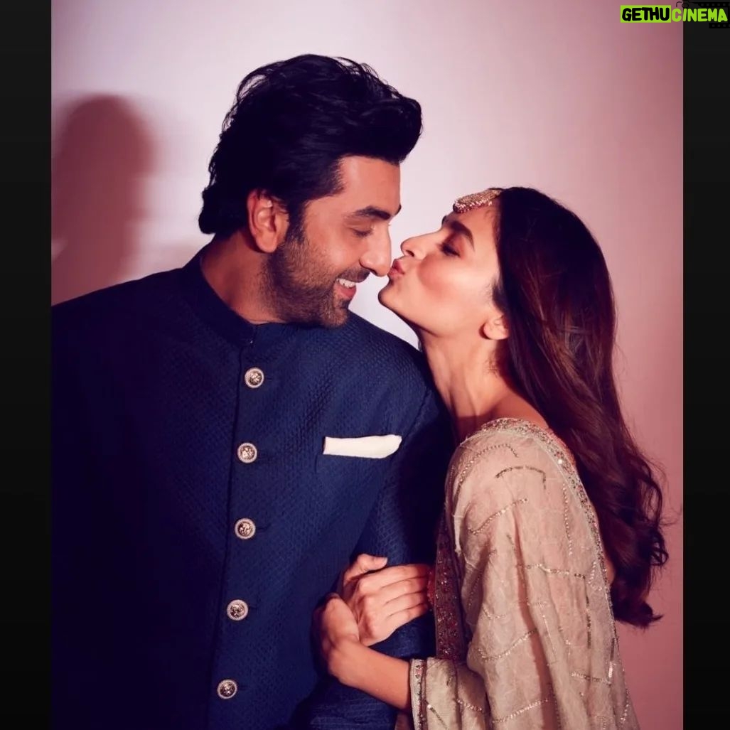 Ranbir Kapoor - 50.6K Likes - BIG DAY for #Ranbiralia 💞 #6nov
#AliaBhatt and #RanbirKapoor welcome their 1st child, a baby girl ✨