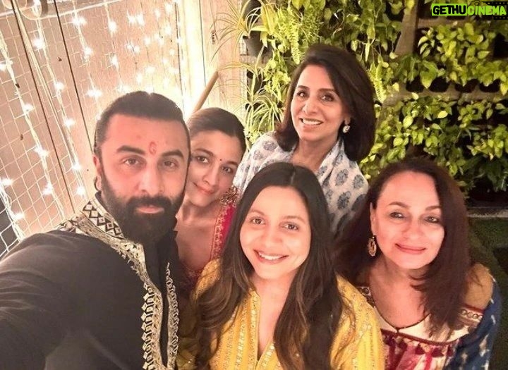 Ranbir Kapoor Instagram - "Happy Diwali 🪔 Pc - @neetu54 #RanbirKapoor #AliaBhatt #NeetuKapoor