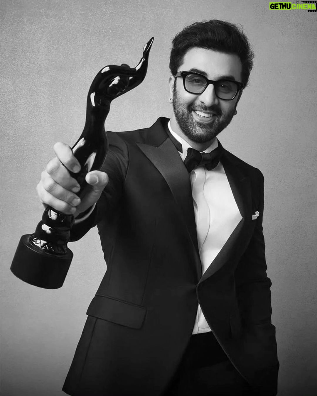 Ranbir Kapoor Instagram - #RanbirKapoor won the award for Best Actor in a Leading Role (Male) for #Animal at the 69th #HyundaiFilmfareAwards2024 with #GujaratTourism.πΈπ₯