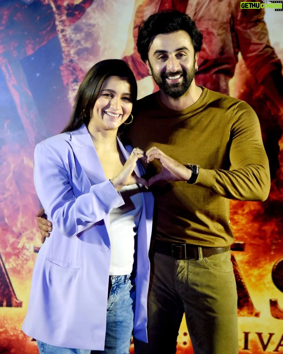 Ranbir Kapoor - 47.9K Likes - The trio in Delhi today! ❤️
#RanbirKapoor #AliaBhatt #AyanMukerji #Brahmastra