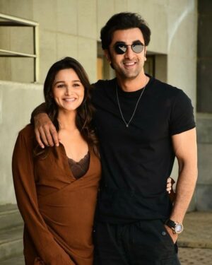 Ranbir Kapoor Instagram - #RanbirKapoor and #AliaBhatt get papped while at a promotional event for #Brahmastra 💥
#DevaDeva
