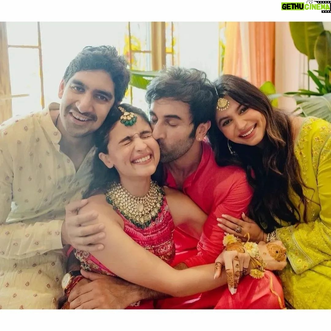 Ranbir Kapoor Instagram - Literally cannot get over these cute pictures of #RanbirKapoor and #AliaBhatt ☀️