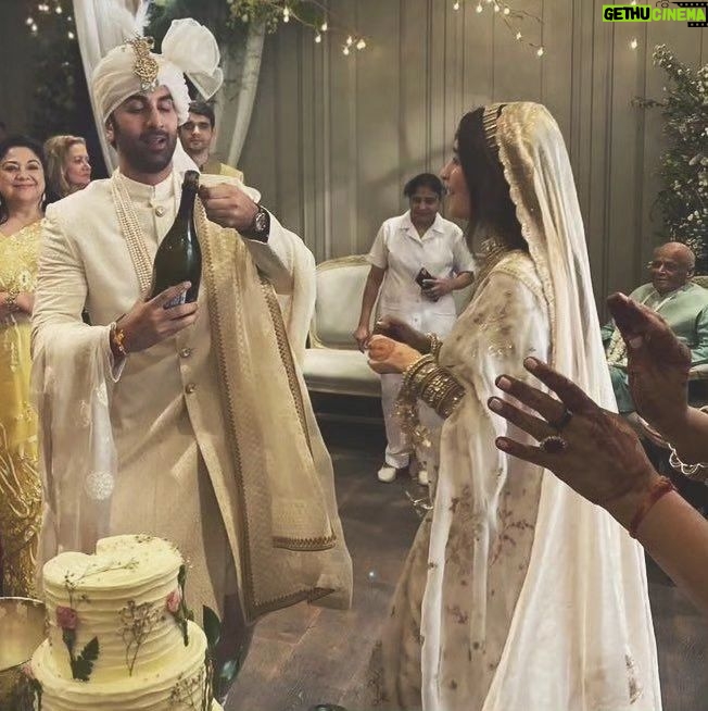 Ranbir Kapoor Instagram - It's been a year already 😍 Here's wishing Alia bhatt and Ranbir Kapoor a Very Happy wedding anniversary 💍🥂❣️ #AliaBhatt #RanbirKapoor
