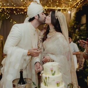 Ranbir Kapoor Instagram - It's been a year already 😍
Here's wishing Alia bhatt and Ranbir Kapoor a Very Happy wedding anniversary 💍🥂❣️

#AliaBhatt #RanbirKapoor