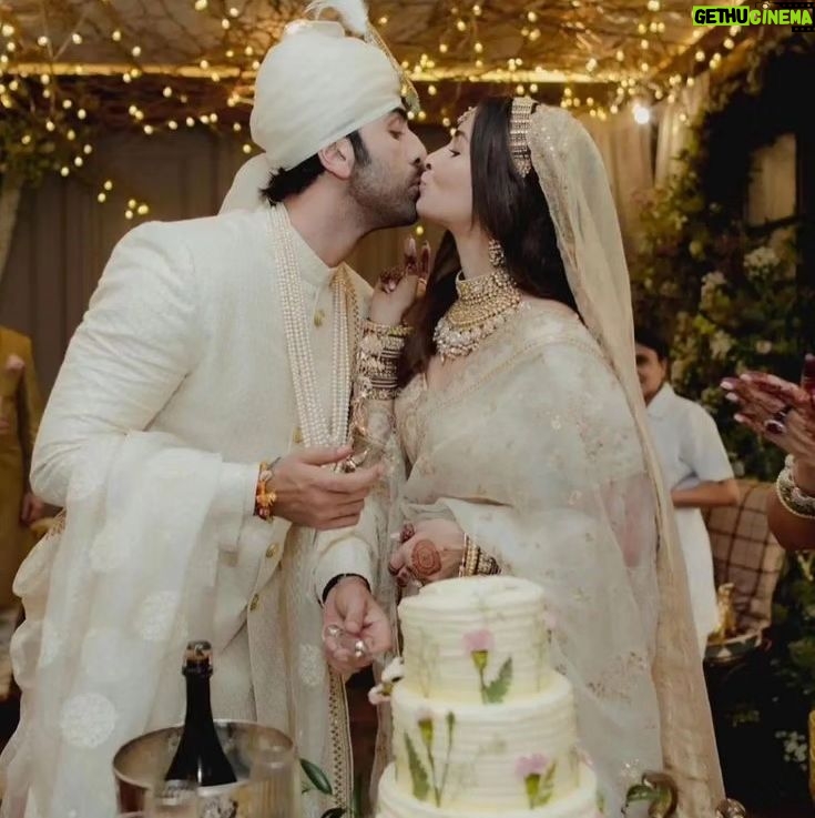 Ranbir Kapoor Instagram - It's been a year already 😍 Here's wishing Alia bhatt and Ranbir Kapoor a Very Happy wedding anniversary 💍🥂❣️ #AliaBhatt #RanbirKapoor