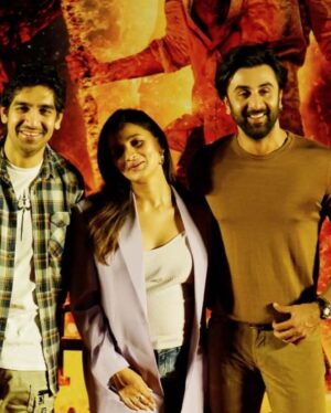 Ranbir Kapoor Instagram - The trio in Delhi today! ❤️

#RanbirKapoor #AliaBhatt #AyanMukerji #Brahmastra