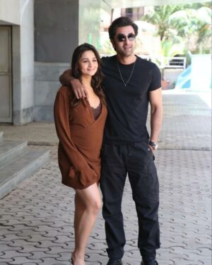 Ranbir Kapoor Instagram - #RanbirKapoor and #AliaBhatt get papped while at a promotional event for #Brahmastra 💥
#DevaDeva