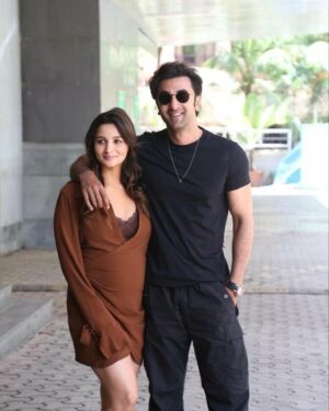 Ranbir Kapoor Instagram - #RanbirKapoor and #AliaBhatt get papped while at a promotional event for #Brahmastra 💥
#DevaDeva