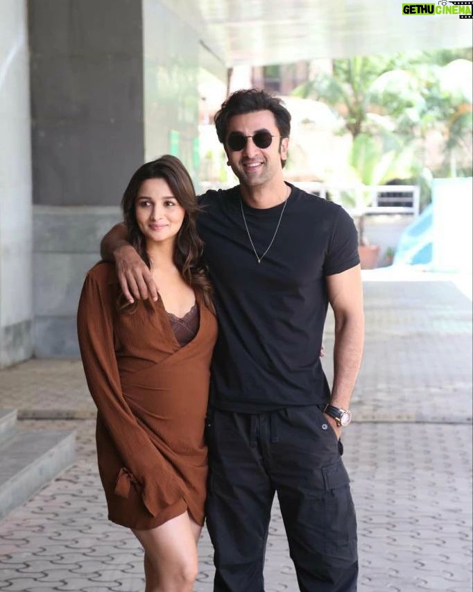 Ranbir Kapoor Instagram - #RanbirKapoor and #AliaBhatt get papped while at a promotional event for #Brahmastra 💥 #DevaDeva