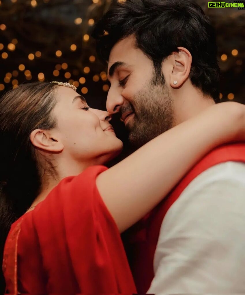 Ranbir Kapoor Instagram - Happy One month of wedding ❤️❤️ Perfect together 🤗 #aliabhatt #RanbirKapoor