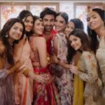 Ranbir Kapoor Instagram - Ranbir kapoor with Alia bhatt & her girl squad! ❤️ #RanbirKapoor #AliaBhatt #RanbirAliaWedding