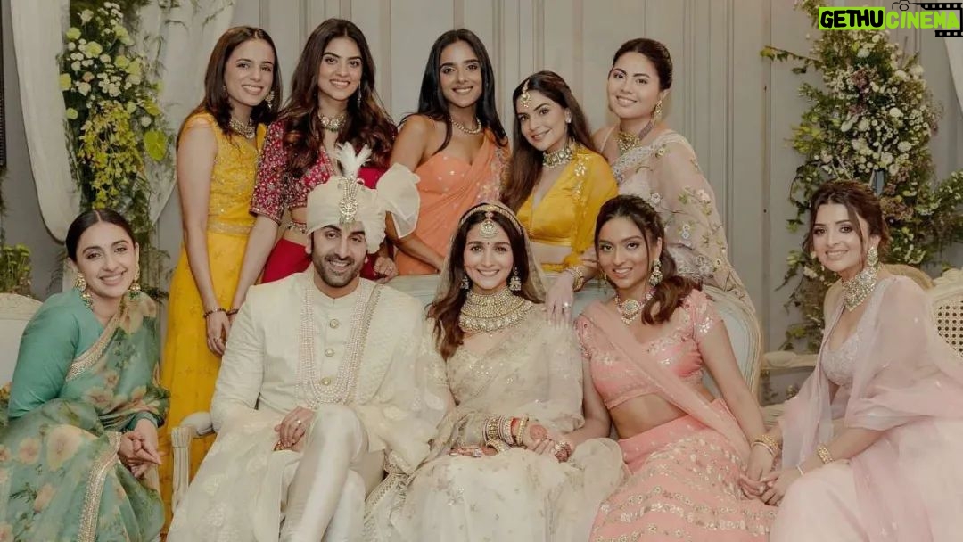 Ranbir Kapoor Instagram - #Ranbirkapoor with Alia's girl gang 🔥 #RanbirKapoor #RanbirAliaWedding #AliaBhatt