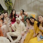Ranbir Kapoor Instagram - #Ranbirkapoor with Alia's girl gang 🔥 #RanbirKapoor #RanbirAliaWedding #AliaBhatt