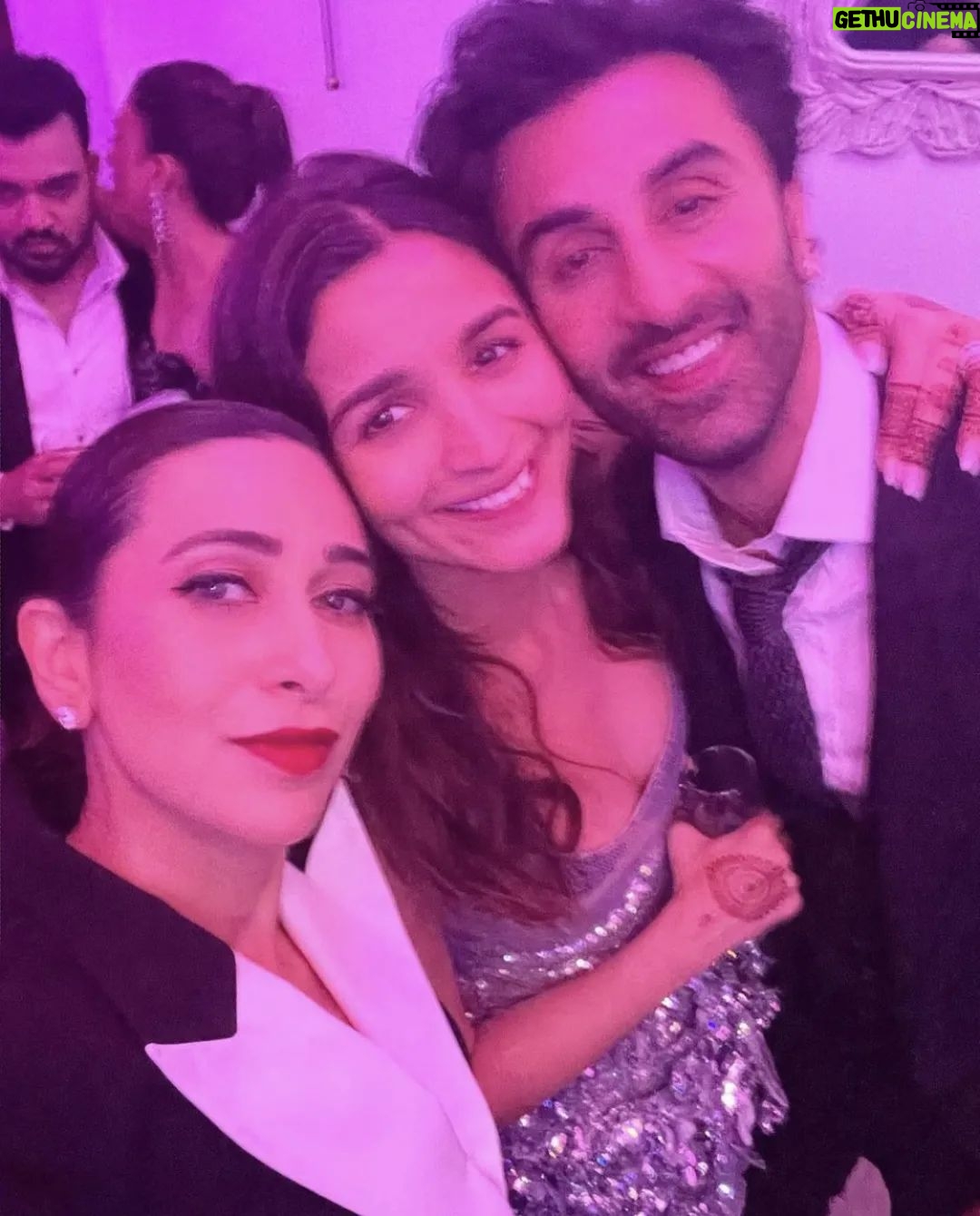 Ranbir Kapoor Instagram - #KarismaKapoor shares a picture with #AliaBhatt and #RanbirKapoor from their wedding reception.