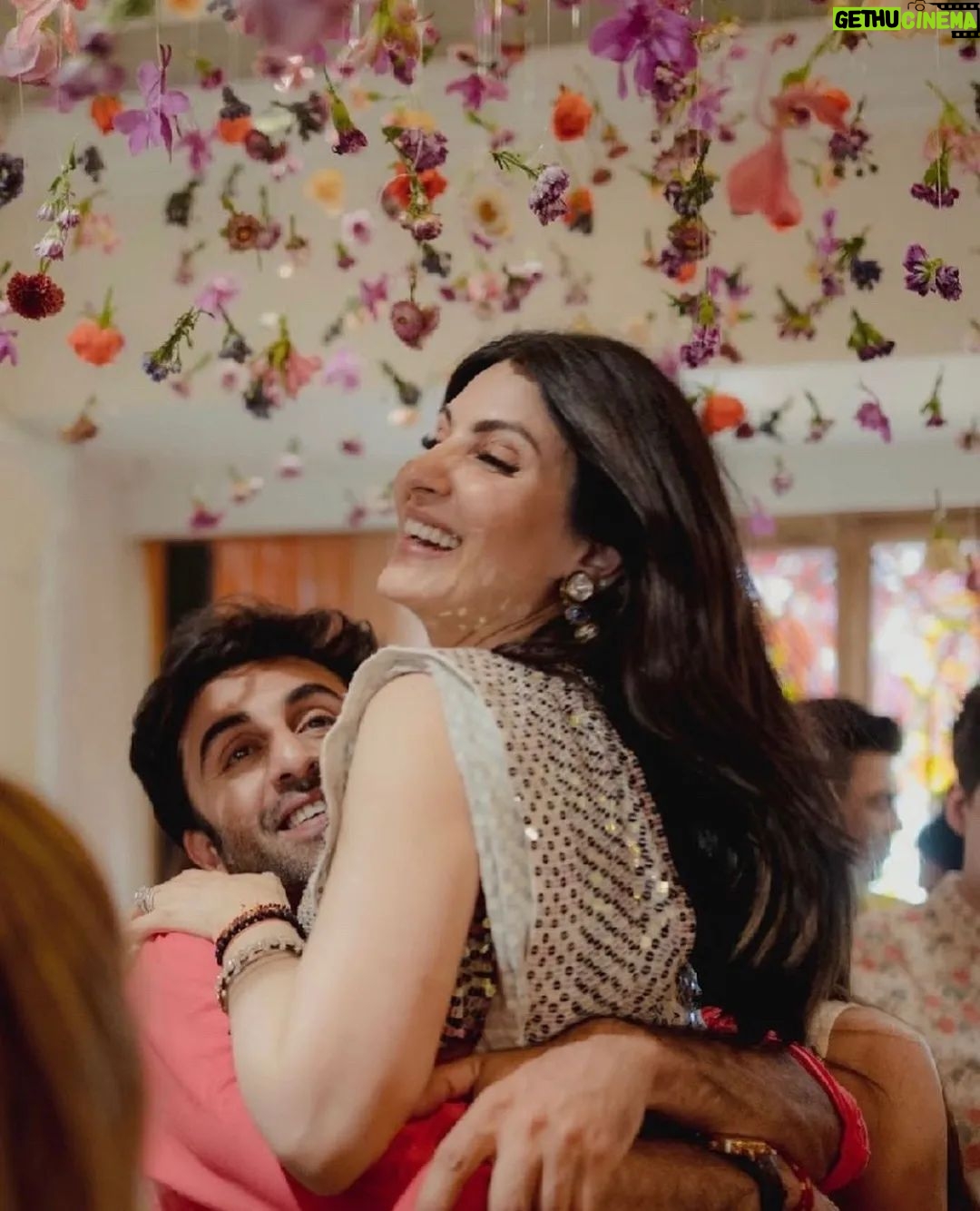 Ranbir Kapoor - 49K Likes - This picture of #RanbirKapoor and #RiddhimaKapoorSahni from the former’s mehendi ceremony will warm your heart.💚