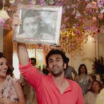 Ranbir Kapoor Instagram - #RanbirKapoor holds out father #RishiKapoor's photo during mehendi ceremony with #AliaBhatt.