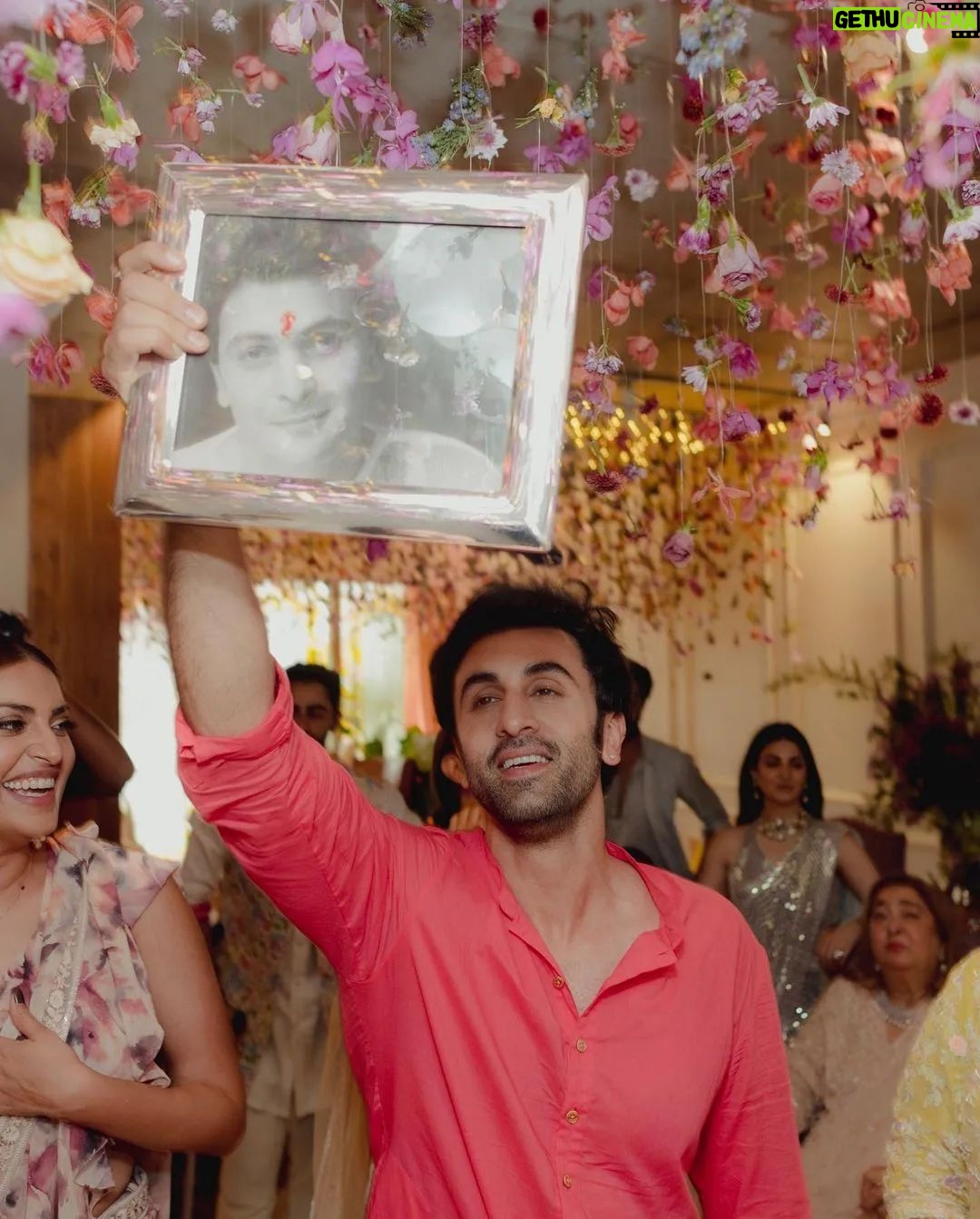 Ranbir Kapoor Instagram - #RanbirKapoor holds out father #RishiKapoor's photo during mehendi ceremony with #AliaBhatt.