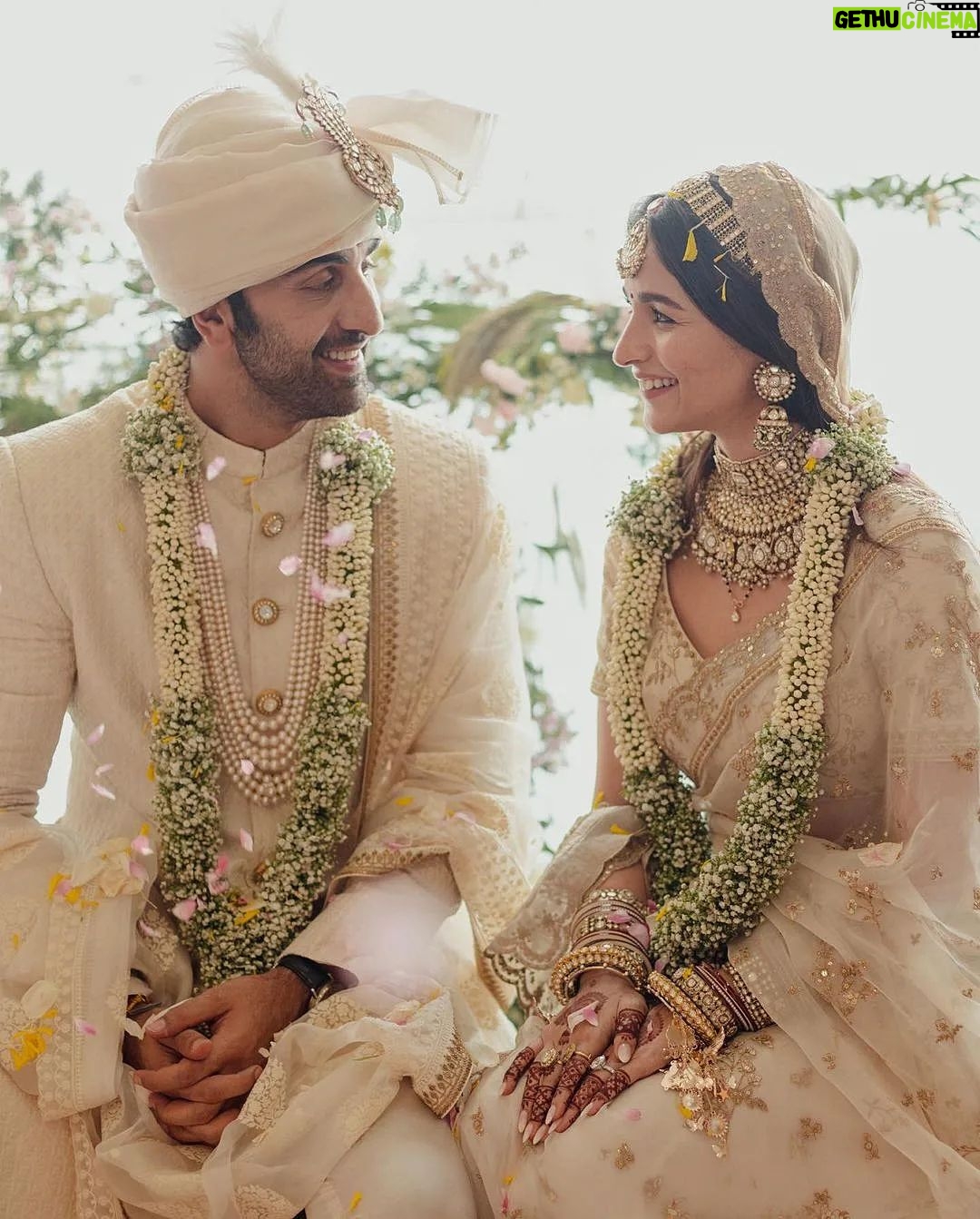 Ranbir Kapoor - 61.5K Likes - love has never looked this subtly powerful 🧿♾
#RanbirAliaWedding • #RanbirKapoor • #AliaBhatt |