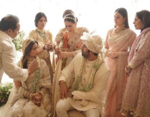 Ranbir Kapoor Instagram - Tying the knot!

#KareenaKapoorKhan, #KarismaKapoor, #NeetuKapoor, #RiddhimaKapoorSahni and #NitashaNanda surround #RanbirKapoor and #AliaBhatt during the wedding ceremony. 💕