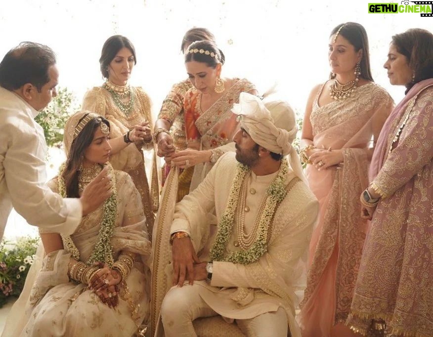 Ranbir Kapoor - 68.1K Likes - Tying the knot!
#KareenaKapoorKhan, #KarismaKapoor, #NeetuKapoor, #RiddhimaKapoorSahni and #NitashaNanda surround #RanbirKapoor and #AliaBhatt during the wedding ceremony. 💕
