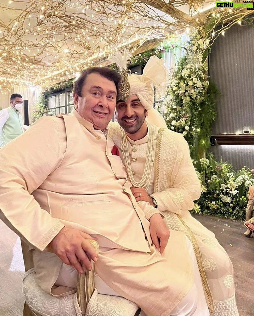 Ranbir Kapoor - 111.8K Likes - #KareenaKapoorKhan shares a lovely picture of her father, #RandhirKapoor and her brother #RanbirKapoor. 💓