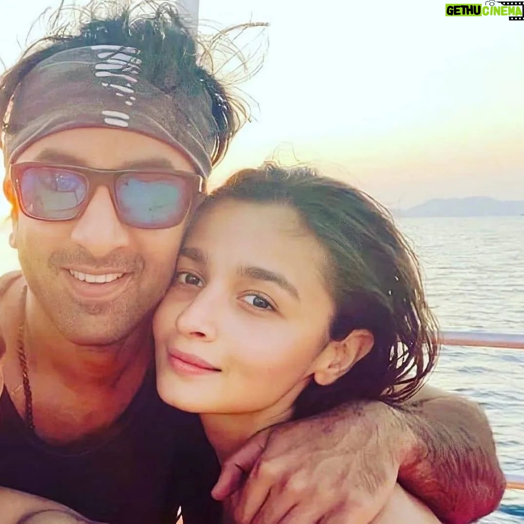 Ranbir Kapoor - 57.5K Likes - Literally cannot get over these cute pictures of #RanbirKapoor and #AliaBhatt ☀️