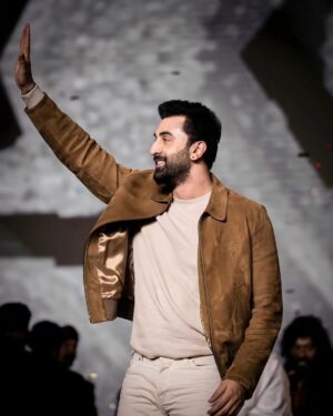 Ranbir Kapoor Instagram - Looking like a WOW 😍🔥💥

#Ranbirkapoor