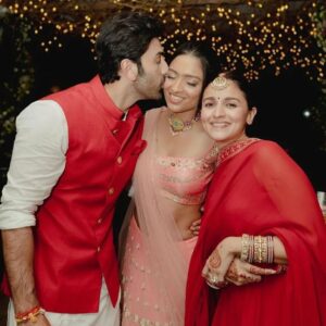 Ranbir Kapoor Instagram - #Ranbirkapoor with Alia's girl gang 🔥
#RanbirKapoor #RanbirAliaWedding 
#AliaBhatt