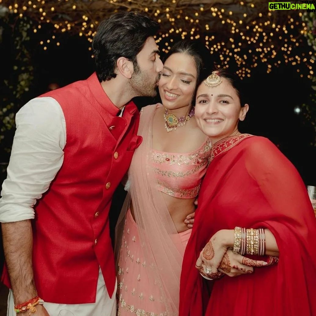 Ranbir Kapoor - 72.3K Likes - #Ranbirkapoor with Alia's girl gang 🔥
#RanbirKapoor #RanbirAliaWedding
#AliaBhatt