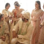 Ranbir Kapoor Instagram - Tying the knot! #KareenaKapoorKhan, #KarismaKapoor, #NeetuKapoor, #RiddhimaKapoorSahni and #NitashaNanda surround #RanbirKapoor and #AliaBhatt during the wedding ceremony. 💕