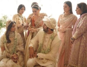 Ranbir Kapoor Instagram - Tying the knot!

#KareenaKapoorKhan, #KarismaKapoor, #NeetuKapoor, #RiddhimaKapoorSahni and #NitashaNanda surround #RanbirKapoor and #AliaBhatt during the wedding ceremony. 💕