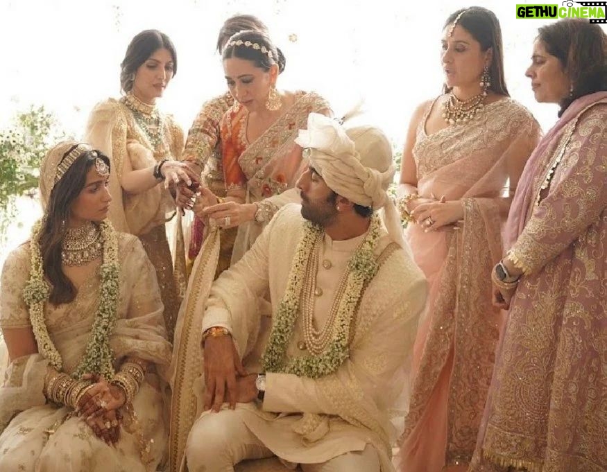 Ranbir Kapoor - 68.1K Likes - Tying the knot!
#KareenaKapoorKhan, #KarismaKapoor, #NeetuKapoor, #RiddhimaKapoorSahni and #NitashaNanda surround #RanbirKapoor and #AliaBhatt during the wedding ceremony. 💕