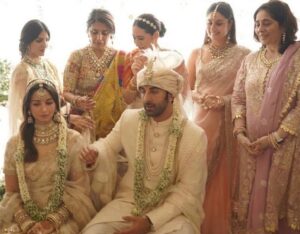Ranbir Kapoor Instagram - Tying the knot!

#KareenaKapoorKhan, #KarismaKapoor, #NeetuKapoor, #RiddhimaKapoorSahni and #NitashaNanda surround #RanbirKapoor and #AliaBhatt during the wedding ceremony. 💕