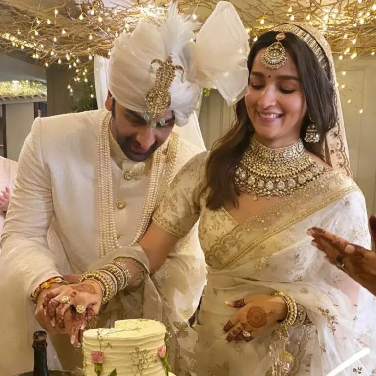 Ranbir Kapoor Instagram - Mr & Mrs Kapoor 💍❤ #RanbirAliaWedding #RanbirKapoor #AliaBhatt