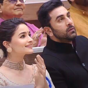 Ranbir Kapoor Instagram - Moment of the day 😍❤
Proud Husband #RanbirKapoor Films #AliaBhatt As She Receives National Film Award 2023 For #GangubaiKathiawadi In #Delhi 💥

#AliaBhatt #RanbirKapoor #NationalAwards