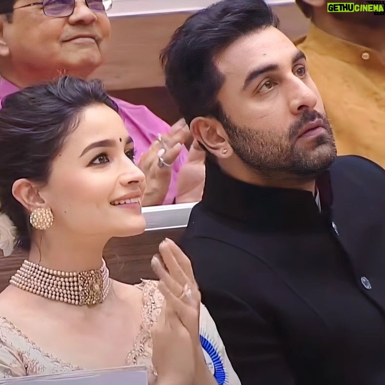 Ranbir Kapoor Instagram - Moment of the day 😍❤ Proud Husband #RanbirKapoor Films #AliaBhatt As She Receives National Film Award 2023 For #GangubaiKathiawadi In #Delhi 💥 #AliaBhatt #RanbirKapoor #NationalAwards