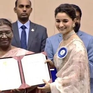 Ranbir Kapoor Instagram - Moment of the day 😍❤
Proud Husband #RanbirKapoor Films #AliaBhatt As She Receives National Film Award 2023 For #GangubaiKathiawadi In #Delhi 💥

#AliaBhatt #RanbirKapoor #NationalAwards