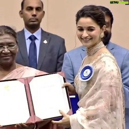 Ranbir Kapoor - 45.4K Likes - Moment of the day 😍❤
Proud Husband #RanbirKapoor Films #AliaBhatt As She Receives National Film Award 2023 For #GangubaiKathiawadi In #Delhi 💥
#AliaBhatt #RanbirKapoor #NationalAwards