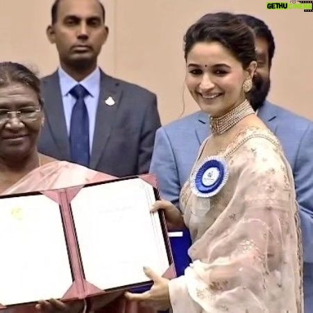 Ranbir Kapoor Instagram - Moment of the day 😍❤ Proud Husband #RanbirKapoor Films #AliaBhatt As She Receives National Film Award 2023 For #GangubaiKathiawadi In #Delhi 💥 #AliaBhatt #RanbirKapoor #NationalAwards