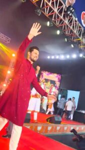 Randeep Hooda Instagram - #HappyNavratri and #HappyDussehra everyone 🎉🙏 The atmosphere was electrifying at the navratri pandal, mesmerising to see the energy and unity in celebrating these beautiful sacred days together ... Overwhelmed by all your love❤️ #JaiShreeRam #JaiDurgaMaa 🙏🏻#Navratri #Pandal #Music #Garba #reelsinstagram #explore #reelsindia #reelkarofeelkaro