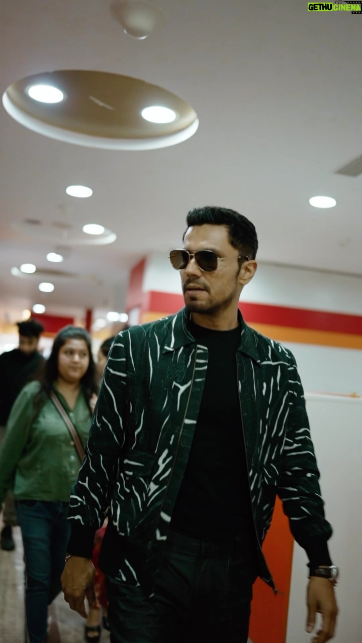 Randeep Hooda Instagram - #Zohrajabeen Ruling the airwaves Loved interacting with you all on our radio trail. Keep giving your love to #zohrajabeensong Outfit: @countrymade_in Stylist @edwardlalrempuia Assistant stylist: @asulkr @sincerely.saumya #BPraak #Jaani #RandeepHooda #priyankachaharchoudhary #arvinderkhaira #DesiMelodies #reelsinstagram #reelsindia #musicvideo #explore #trending #reelkarofeelkaro