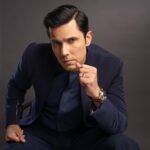 Randeep Hooda Instagram - अगर तुम वास्तव में स्वतंत्र रहना चाहते हो तो कोई तुम्हें गुलाम नहीं बना सकता अपनी पहचान को कभी धूमिल मत करो- #SwatantryaVeerSavarkar #VeerSavarkarOn22March #WhoKilledHisStory Make Up @renukapillai_official Hair @pankaj_hair_rtist Outfit: @tisastudio Shoes: @whitemuds_official Styled by @thetyagiakshay #TeamTyagi @jaineeebheda @lifestylebee_ Photographer @chitrdev.in Asst. Photographer @rishabhverma28 #OOTD #POTD #mensfashion #mensstyle #homme Mumbai, Maharashtra