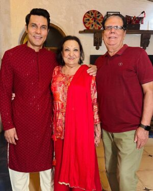 Randeep Hooda Instagram - From ours to yours 
#HappyDiwali 🪔🪔🧨🧨🎇🎇🎇

#Diwali #ShubhDeepawali