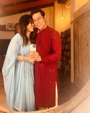 Randeep Hooda Instagram - From ours to yours 
#HappyDiwali 🪔🪔🧨🧨🎇🎇🎇

#Diwali #ShubhDeepawali