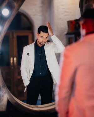 Randeep Hooda Instagram - Craving Hot Chocolate 🍫😛

Suit: @raghavendra.rathore 
Shoes: @joeshuonline 
Stylist: @edwardlalrempuia
Assistant stylist: @asulkr
MUAH @renukapillai_official @pankaj_hair_rtist 
Talent Management : @panchalic @jelly_bean_ent 
Photographer - @sparsh.photography 
PR & Artist Reputation agency - @studiounees @planetmediapr