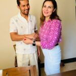 Randeep Hooda Instagram – Year after year, the rakhis change but the love and care stays the same! @anjalihoodamd , thank you for the affection and guidance you give me! 

मेरी प्यारी दलबीर कौर जी, आप हमारे बीच नहीं हैं पर आपकी राखी से जुडा स्नेह हमेशा मेरे साथ रहेगा। आपने  मुझमे जितनी अच्छाइयां देखी उम्मीद है में उन पर खरा उतर पाऊंगा।
आपका रणदीप 

#HappyRakhshaBandhan 
#RakshaBandhan #sisterlove #sisters