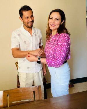 Randeep Hooda Instagram - Year after year, the rakhis change but the love and care stays the same! @anjalihoodamd , thank you for the affection and guidance you give me! 

मेरी प्यारी दलबीर कौर जी, आप हमारे बीच नहीं हैं पर आपकी राखी से जुडा स्नेह हमेशा मेरे साथ रहेगा। आपने  मुझमे जितनी अच्छाइयां देखी उम्मीद है में उन पर खरा उतर पाऊंगा।
आपका रणदीप 

#HappyRakhshaBandhan 
#RakshaBandhan #sisterlove #sisters