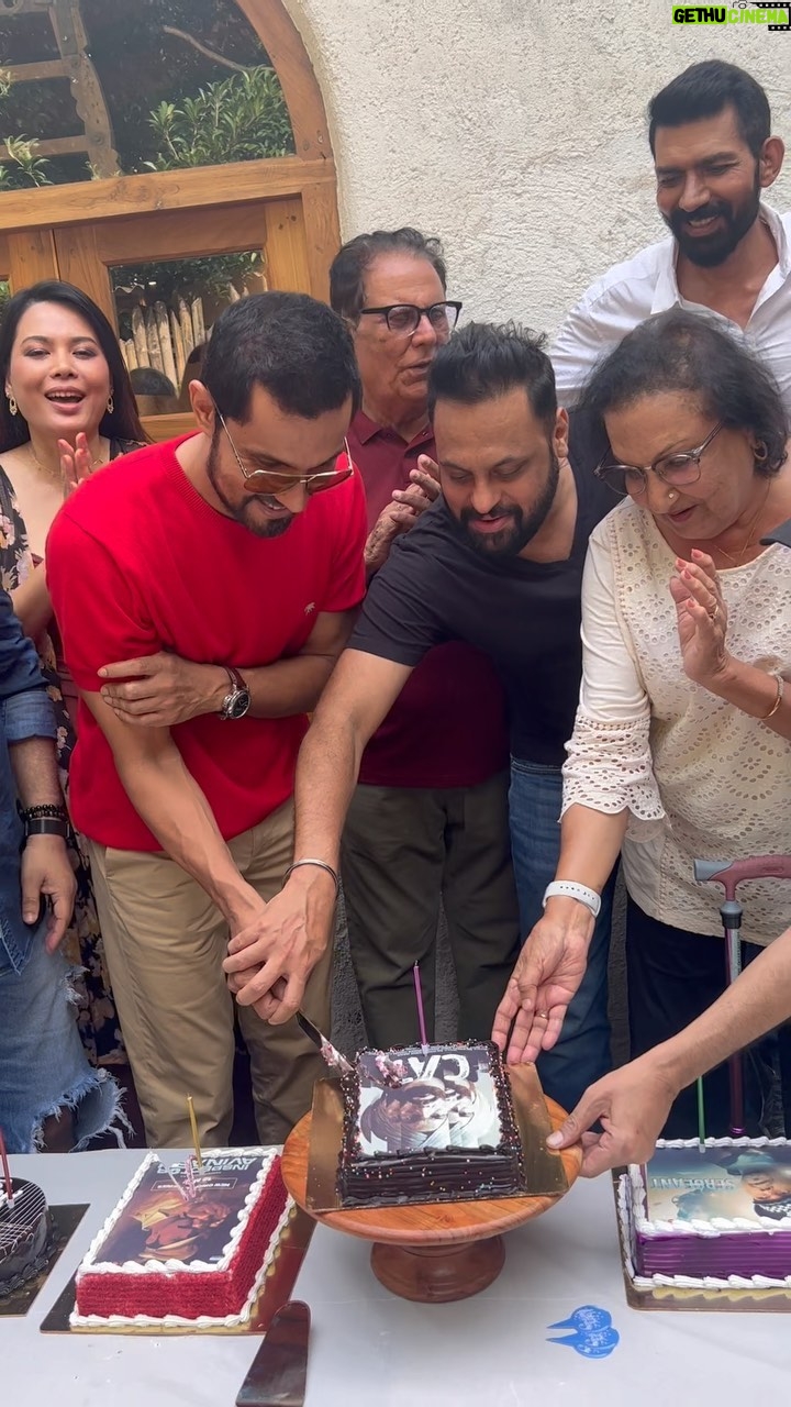 Randeep Hooda Instagram - Thank you all for your wishes, a triple treat with my people from #Cat #InspectorAvinash #Sergeant , family and friends. Onwards to the new year and making it special ❤️❤️❤️ Always indebted to your love and blessings 🙏🙏🤗🤗 #Birthday #explore #reelsinstagram #reelsindia #happyplace