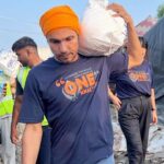 Randeep Hooda Instagram - Seva 🙏 Urging others to come out and join hands in helping each-other 🙏🤗👊🏽 @khalsaaid_india @linlaishram @amarpreetsingh_ka @ravisinghka #haryanafloods #punjabfloods #sewa