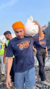 Randeep Hooda Instagram - Seva 🙏 Urging others to come out and join hands in helping each-other 🙏🤗👊🏽 @khalsaaid_india @linlaishram @amarpreetsingh_ka @ravisinghka #haryanafloods #punjabfloods #sewa